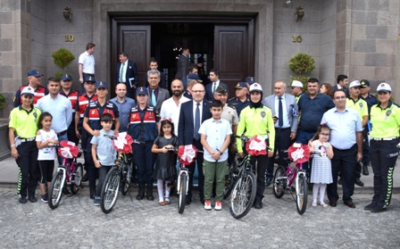 Çocuklar bisikletle ödüllendirildi
