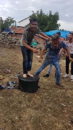 Damadı Kara Kazanda oynattılar