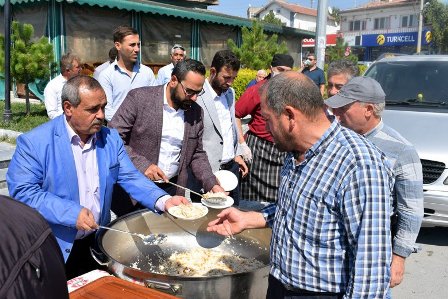 Demokrasi Şehitleri İçin Pilav Dağıtıldı