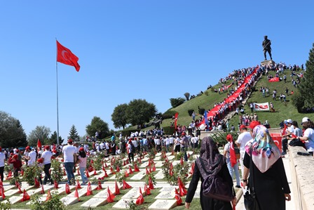 Dumlupınar Şehitliği'nde ziyaretçi yoğunluğu