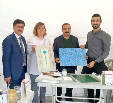 Ebru sanatını anlatıp, eserlerini sergiledi