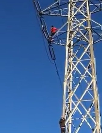 Elektrik direğine çıkıp intihar etmek istedi