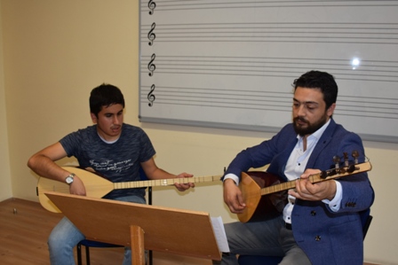 Görme engelli öğrencisi için Braille nota sistemini öğrendi