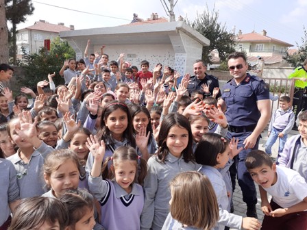 Hayırsever Muhtar'dan Öğrencilere Kütüphane Sürprizi