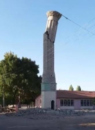 İmece usulü minare yıkımı