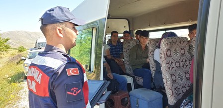 Jandarma işçileri taşıyan servis araçlarını denetledi