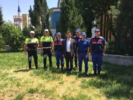 Jandarma Yolculara lokum ikram etti
