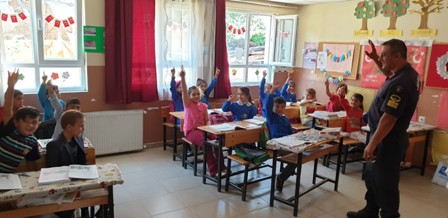 Jandarma’dan minik öğrencilere trafik eğitimi