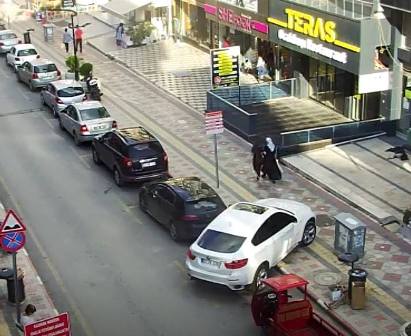Kaldırımlar araçlara tahsis oldu
