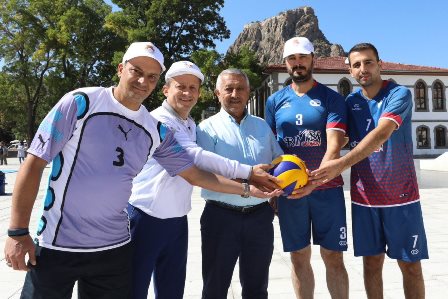 Kent meydanında voleybol turnuvası düzenlendi
