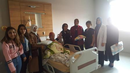 Kızılay annelere bohça hediye ediyor