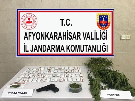 Kubar esrar yakalandı