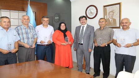 MEM Müdürü Emekli Personellere Plaket Verdi