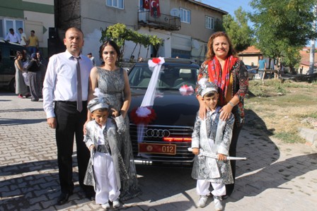 Milletvekilinin makam aracı sünnet arabası oldu