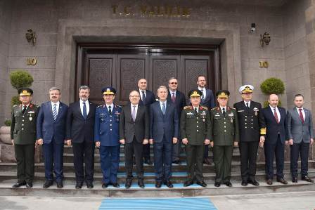 Milli Savunma Bakanı Akar Valiliği ziyaret etti