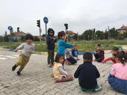 Minik öğrencilere unutulmaya yüz tutmuş oyunlar oynatıldı