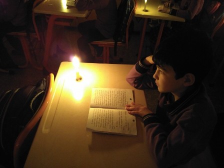 Mum ışığında kitap okuyorlar