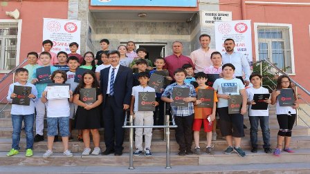 Öğretmen ve öğrencilere belgelerini verdi