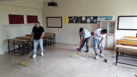 Öğretmenler temizlik için kolları sıvadı