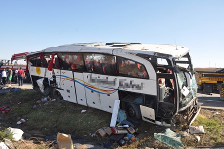 Otobüs devrildi: 1 ölü, 40 yaralı