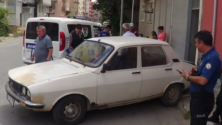 Otomobil doğal gaz kutusuna çarptı