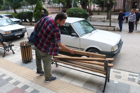 Oturma banklarına zarar verildi