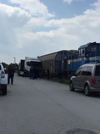 Park halindeki tıra tren çarptı