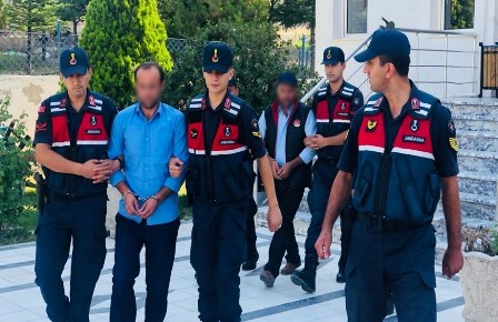 Samanlıkta iğne arar gibi cinayet zanlılarını arayıp buldular