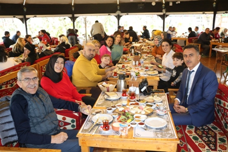 Şemsettin Karahisarı  Öğretmenleri kahvaltıda buluştu