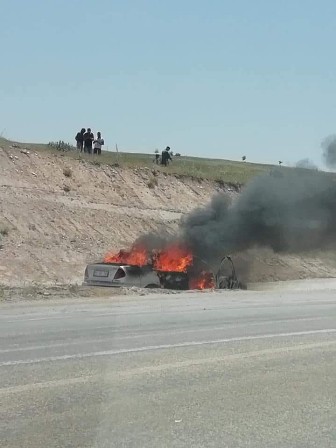 Seyir halindeki araç alev alev yandı