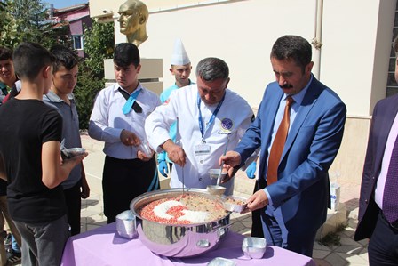 Şifalı aşureyi dağıttılar
