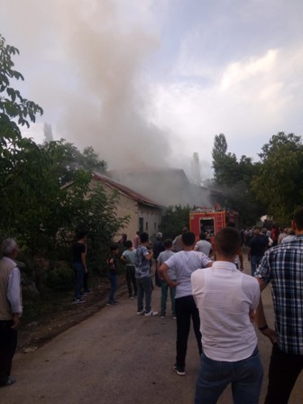 Sinanpaşa ilçesi Kırka kasabasında çıkan yangın korkuttu