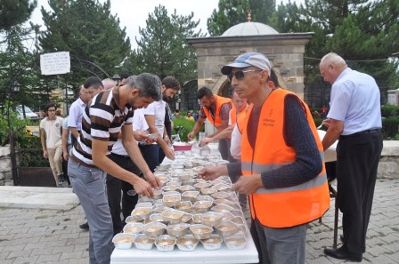 Sinanpaşa’da vatandaşlara aşure ikram edildi