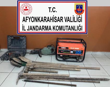 Sit alanında kaçak kazı yaparken yakalandılar