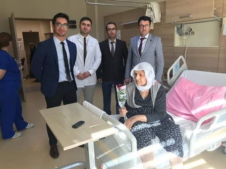 Şuhut Devlet Hastanesi'nde yaşlılara gül verildi