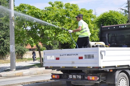 Şuhut'ta zararlı haşerelere karşı ilaçlama çalışmaları