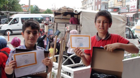Şuhut’ta takdir belgesi alan öğrencilere ayakkabı hediyesi
