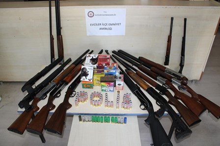 Şüpheli araçtan çok sayıda ruhsatsız tüfek çıktı
