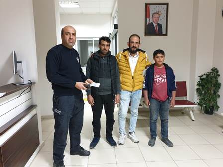 Suriyeli baba ve oğlundan örnek davranış