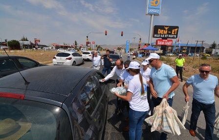 Sürücülere Domates Ve Lokum İkram Edildi