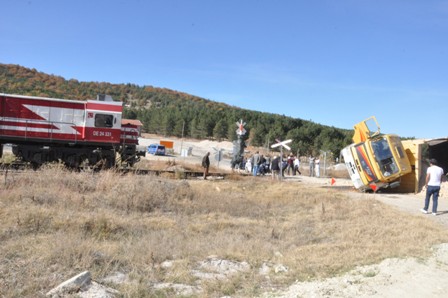 Tren hafriyat kamyonuna çarptı