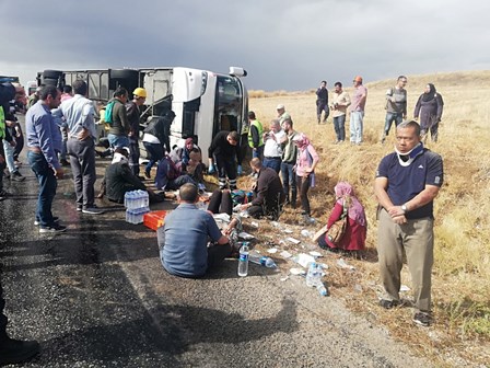 Tur otobüsü devrildi: 1 ölü 29 yaralı