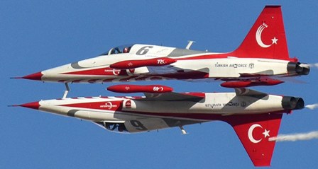 Türk Yıldızları izleyenleri büyüledi