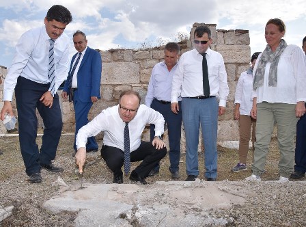 Vali Tutulmaz Amorium Antik Kenti'ndeki çalışmaları inceledi