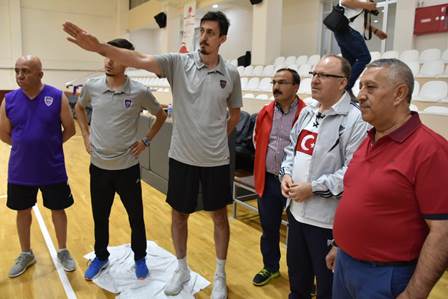 Vali Tutulmaz voleybol takımına moral verdi