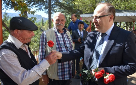 Vali Tutulmaz Yaşlı Vatandaşlarla Bir Araya Geldi