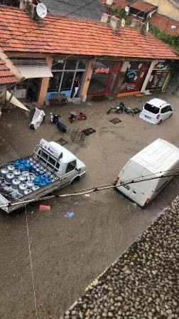 Yağan şiddetli yağış ve dolu hayatı felç etti