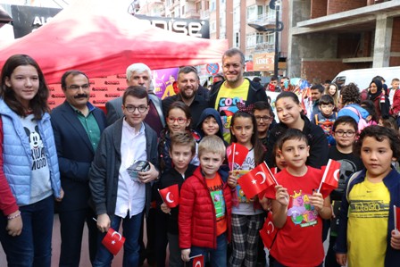 Yazar Yaşaroğlu, minik hayranlarıyla buluştu