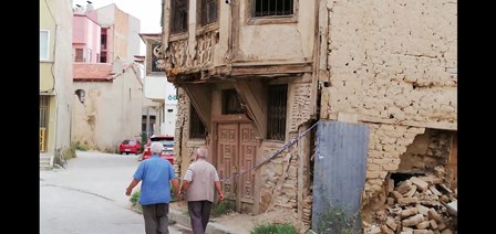 Yıkılan tarihi binalar tehlike oluşturuyor