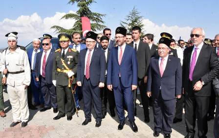 Zafer Anıtı'ndaki törenlere iki ilin Valisi katıldı